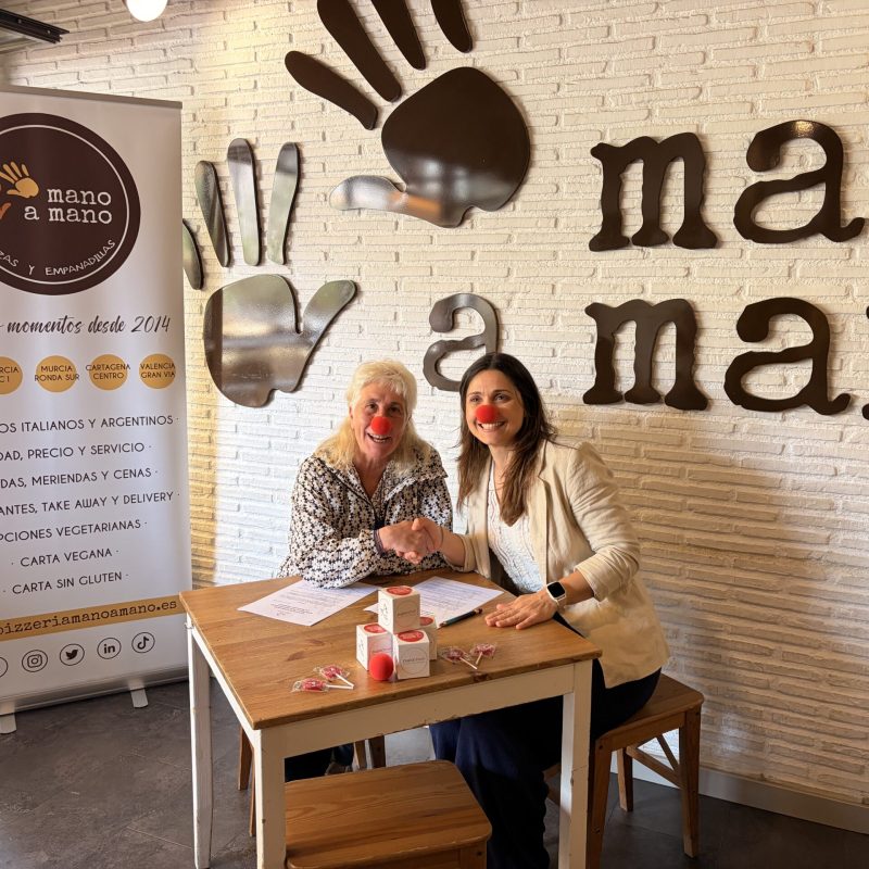 Firma de la colaboración entre Mano a Mano y Pupaclown