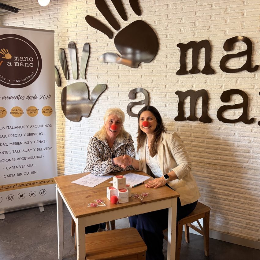 Firma de la colaboración entre Mano a Mano y Pupaclown